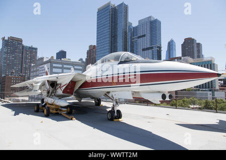 New York, USA - 11 juin 2019 : GrummanF-14 avion Tomcat à l'Intrepid Sea, Air and Space Museum Banque D'Images