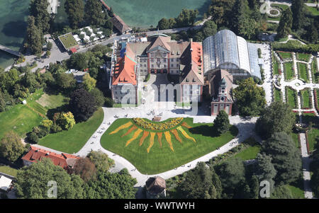 Île de Mainau Constance, Allemagne. 16 Sep, 2019. Les visiteurs sont sur le chemin de l'île aux fleurs de Mainau avec Château. Photo prise depuis un avion ultra léger. Crédit : Thomas Warnack/dpa/Alamy Live News Banque D'Images