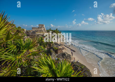 Plage de sable blanc et les ruines de Tulum, Mexique, Yuacatan Banque D'Images