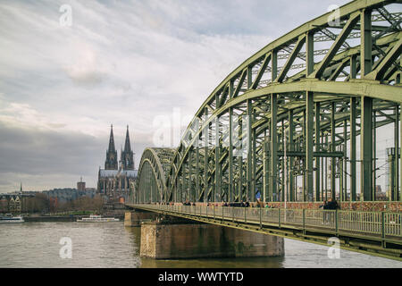 Vue sur la cathédrale de Cologne et de pont Hohenzollern sur le Rhin, Banque D'Images