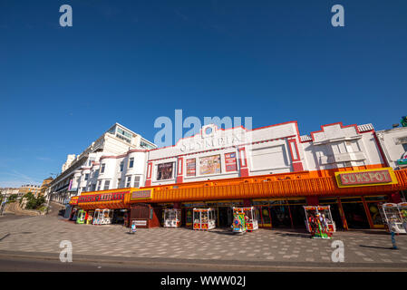 Salle de jeux avec des taches solaires vintage art déco façade Olympia sur Marine Parade, Southend on Sea, Essex, Royaume-Uni. Pier Hill jusqu'à High Street. Ciel bleu Banque D'Images