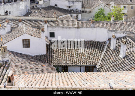 Toit de tuile classique, Chinchon, municipalité espagnole célèbre pour sa vieille place médiévale de couleur verte, village médiéval tourisme Banque D'Images