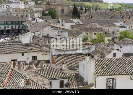 Chinchon, municipalité espagnole célèbre pour sa vieille place médiévale de couleur vert Banque D'Images