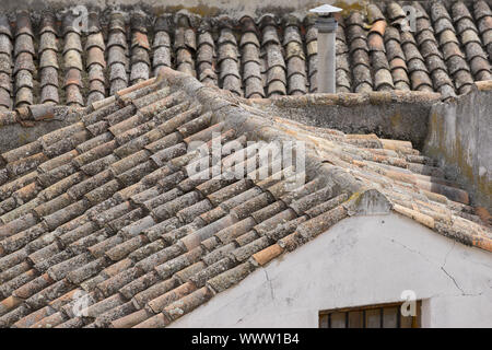 Toit de tuile classique, Chinchon, municipalité espagnole célèbre pour sa vieille place médiévale de couleur verte, village médiéval tourisme Banque D'Images