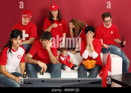 Photo de Swiss les fans de sport à regarder la télévision et d'être déçu par le jeu. Banque D'Images
