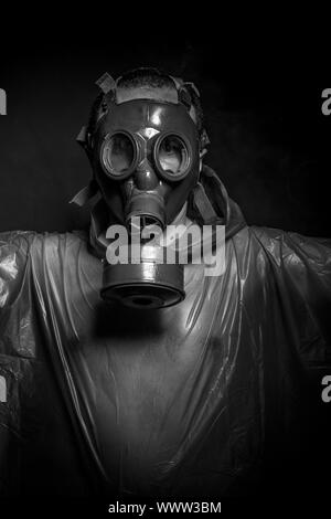 L'infection à virus Ebola concept, l'homme avec masque à gaz rouge Banque D'Images