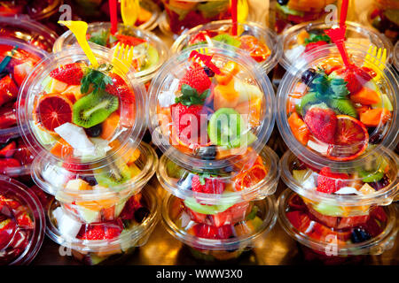Salade de fruits naturels colorés verres transparents dans une rangée Banque D'Images