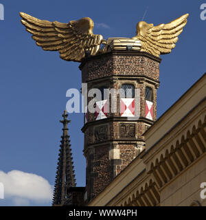 Voiture d'or avec les ailes sur le toit de musée municipal, Cologne, Rhénanie du Nord-Westphalie, Allemagne Banque D'Images