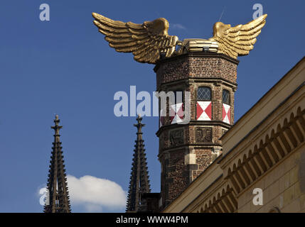 Voiture d'or avec les ailes sur le toit de musée municipal, Cologne, Rhénanie du Nord-Westphalie, Allemagne Banque D'Images