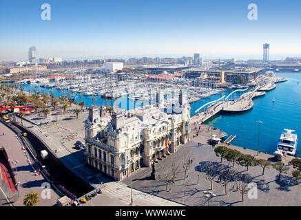 Vue aérienne du port de plaisance de Barcelone sur la Plaza de Colon Banque D'Images