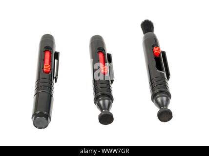 Lentille poche stylo et pinceau de nettoyage pour appareil isolé sur fond blanc Banque D'Images