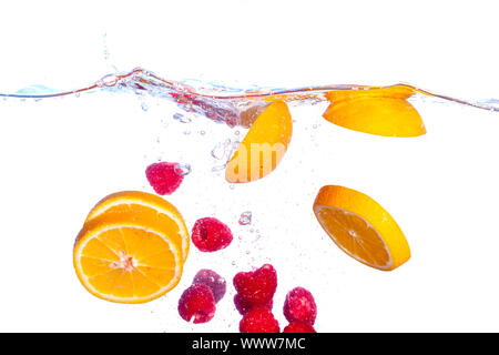 Chutes de fruits frais sous l'eau avec une éclaboussure, isolé Banque D'Images