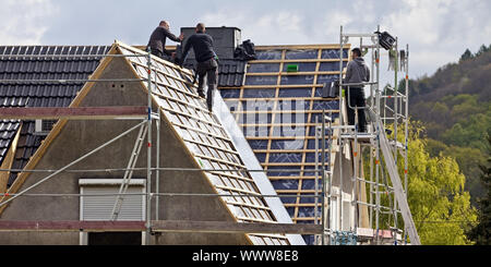 Les couvreurs travaillant dans une maison d'habitation, Witten, Nordrhein-Westfalen, Germany, Europe Banque D'Images