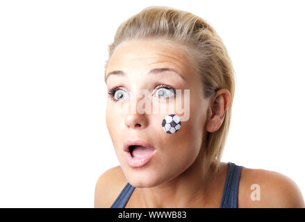 Inquiets de football, fille mignonne avec la peinture pour le visage, l'expression de surprise les émotions, choqué et déçu de regarder des femmes, la concurrence de l'équipe sport boule Banque D'Images