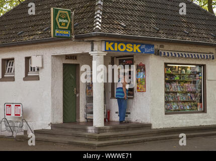 Kiosque au marché des mineurs settlement Friedrich Heinrich, Kiev, Ukraine Banque D'Images