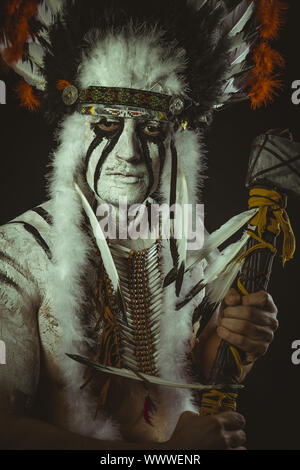 Les Indiens de l'Amérique, avec plume of feathers, ax et tableaux de guerre Banque D'Images