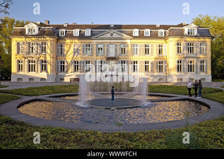 Musée d'art Château Morsbroich avec l'art de l'île de l'eau pied, Leverkusen, Allemagne, Europe Banque D'Images