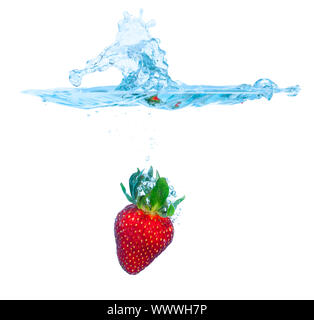 Des fraises fraîches est tombé dans l'eau avec Splash Banque D'Images