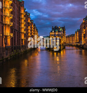 Château d'eau dans le vieux quartier d'entrepôts ou de Speicherstadt, Hambourg, Allemagne Banque D'Images