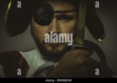 Danger, l'homme à barbe, habillé comme un pirate, avec cache-oeil et épée en acier Banque D'Images