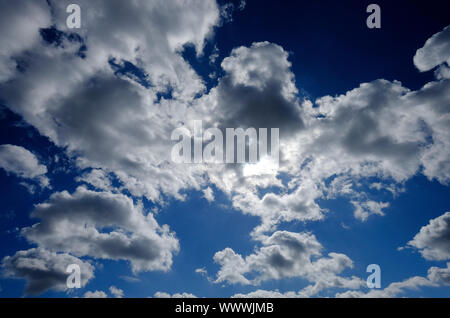 Pluie nuages sur ciel bleu, Norfolk, Angleterre Banque D'Images