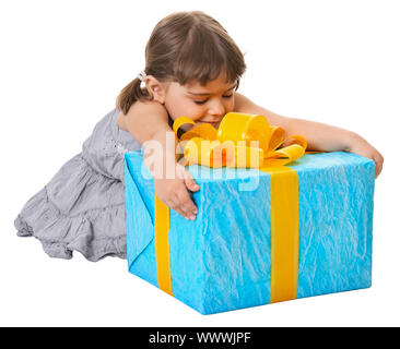 Heureux l'enfant embrasse grand cadeau anniversaire isolé sur fond blanc Banque D'Images