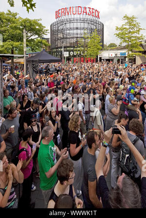 Beaucoup de gens par le festival de musique Bochum Total, Bermudadreieck, Bochum, Ruhr, Allemagne, Europe Banque D'Images