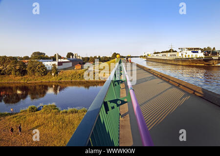 Intersection avec la voie navigable sur navire de transport Canal Mittelland, Minden, Allemagne, Europe Banque D'Images