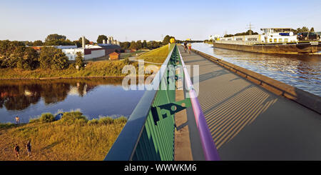 Intersection avec la voie navigable sur navire de transport Canal Mittelland, Minden, Allemagne, Europe Banque D'Images