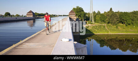 Intersection avec la voie navigable du canal Mittelland et Weser, Minden, Rhénanie du Nord-Westphalie, Allemagne Banque D'Images