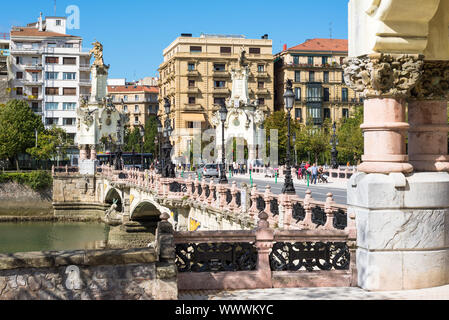 Rivière et pont Maria Cristina dans la ville Basque San Sebastian Banque D'Images