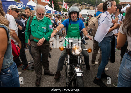 Pontida, Italie. 15 Sep, 2019. Un cavalier sur son vélo pendant l'événement.Réunion annuelle du parti italien populiste. La ligue à la suite de la crise du gouvernement italien et de la perte du rôle de leader de la Ligue, Matteo Salvini comme Ministère de l'intérieur, la réunion a une résonance particulière en tant que positions anti-gouvernementales s'élève parmi les partisans du parti. Credit : SOPA/Alamy Images Limited Live News Banque D'Images