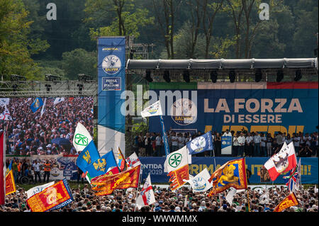 Pontida, Italie. 15 Sep, 2019. Les gens se rassemblent en maintenant les drapeaux pendant l'événement.Réunion annuelle du parti italien populiste. La ligue à la suite de la crise du gouvernement italien et de la perte du rôle de leader de la Ligue, Matteo Salvini comme Ministère de l'intérieur, la réunion a une résonance particulière en tant que positions anti-gouvernementales s'élève parmi les partisans du parti. Credit : SOPA/Alamy Images Limited Live News Banque D'Images