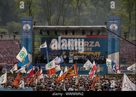 Pontida, Italie. 15 Sep, 2019. Les gens se rassemblent en maintenant les drapeaux pendant l'événement.Réunion annuelle du parti italien populiste. La ligue à la suite de la crise du gouvernement italien et de la perte du rôle de leader de la Ligue, Matteo Salvini comme Ministère de l'intérieur, la réunion a une résonance particulière en tant que positions anti-gouvernementales s'élève parmi les partisans du parti. Credit : SOPA/Alamy Images Limited Live News Banque D'Images