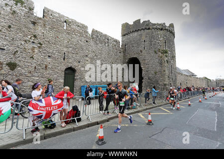 Tenby, UK. 15 Sep, 2019. Sur la photo : les coureurs de marathon sur la South Parade, Tenby. Dimanche 15 septembre 2019 Re : Ironman Triathlon event à Tenby, Pays de Galles, Royaume-Uni. ATHENA : crédit PHOTO AGENCY LTD/Alamy Live News Banque D'Images