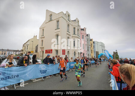 Tenby, UK. 15 Sep, 2019. Sur la photo : les coureurs de marathon sur l'Esplanade, Tenby. Dimanche 15 septembre 2019 Re : Ironman Triathlon event à Tenby, Pays de Galles, Royaume-Uni. ATHENA : crédit PHOTO AGENCY LTD/Alamy Live News Banque D'Images