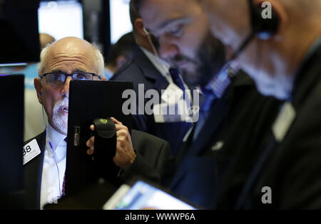 New York, USA. 16 Sep, 2019. Traders travailler sur le le parquet de la Bourse de New York sur Wall Street à New York le lundi 16 septembre, 2019. Credit : UPI/Alamy Live News Banque D'Images