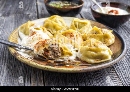 Manti traditionnel turc avec yaourt et le vinaigre comme close-up sur une plaque Banque D'Images