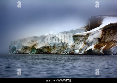 Falaises, glaciers et champs de neige Rudolf island Banque D'Images