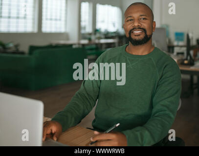 Content African American designer travaillant à son bureau 24 Banque D'Images