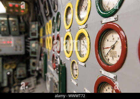 New York, USA - 11 juin 2019 : l'intérieur du sous-marin USS Growler. Les manomètres Banque D'Images