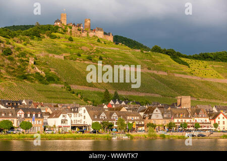 Château de Thurant et vignes au-dessus de la moselle près de Alken, Allemagne. Banque D'Images