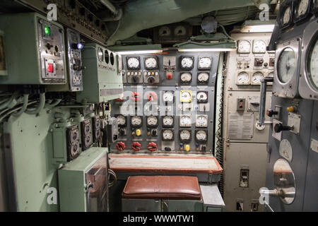 New York, USA - 11 juin 2019 : l'intérieur du sous-marin USS Growler. Les manomètres Banque D'Images