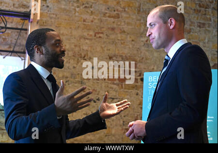 Le duc de Cambridge, dans son rôle de président de l'Académie britannique du film et de la télévision Arts (BAFTA), à BAFTA Piccadilly, Londres, parle avec l'acteur Chiwetel Ejiofor sur sa contribution au film "12 Years a Slave", alors qu'il inaugure le nouveau lieu public et a lancé le derrière les écrans de l'exposition. Banque D'Images