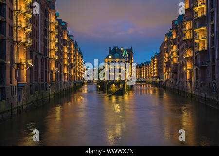 Château d'eau dans le vieux quartier d'entrepôts ou de Speicherstadt, Hambourg, Allemagne Banque D'Images