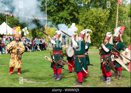 Spectacle en direct par un groupe d'interprètes représentant des soldats médiévale turque en action. Festival historique au château de Pultusk en Pologne centrale, Banque D'Images