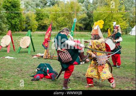 Spectacle en direct par un groupe d'interprètes représentant des soldats médiévale turque en action. Festival historique au château de Pultusk en Pologne centrale, Banque D'Images