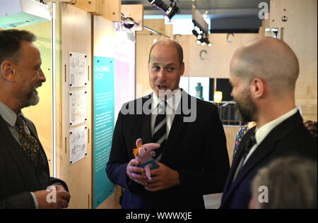 Le duc de Cambridge, dans son rôle de président de l'Académie britannique du film et de la télévision Arts (BAFTA), à BAFTA Piccadilly, Londres, reçoit un don d'un "Clanger' comme il considère la derrière les écrans de l'exposition. Banque D'Images