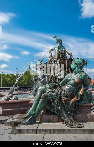 Neptunbrunnen ou fontaine de Neptune à la place Alexanderplatz, Berlin, Allemagne Banque D'Images