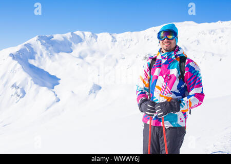 Jeune homme avec des skis et une tenue de ski dans le Zillertal Arena, Autriche Banque D'Images